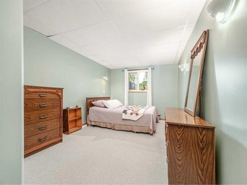 214 21 Street, Fort Macleod, AB - Indoor Photo Showing Bedroom