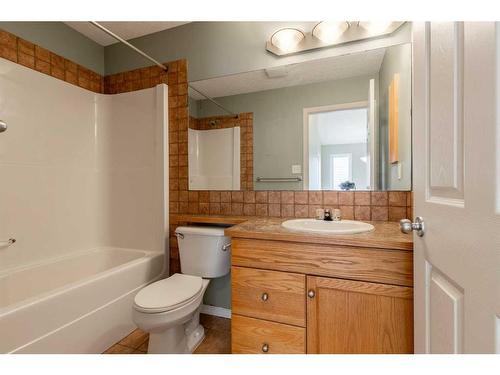 654 Blackfoot Terrace West, Lethbridge, AB - Indoor Photo Showing Bathroom