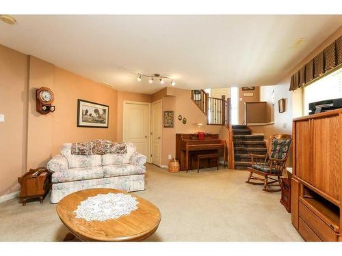 128 Heritage Point West, Lethbridge, AB - Indoor Photo Showing Living Room