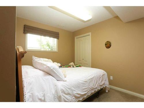 128 Heritage Point West, Lethbridge, AB - Indoor Photo Showing Bedroom