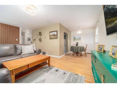 406 27 Street South, Lethbridge, AB - Indoor Photo Showing Living Room