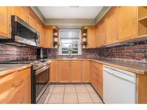 406 27 Street South, Lethbridge, AB - Indoor Photo Showing Kitchen With Double Sink