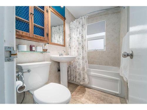 406 27 Street South, Lethbridge, AB - Indoor Photo Showing Bathroom