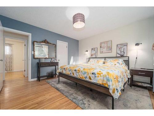 406 27 Street South, Lethbridge, AB - Indoor Photo Showing Bedroom