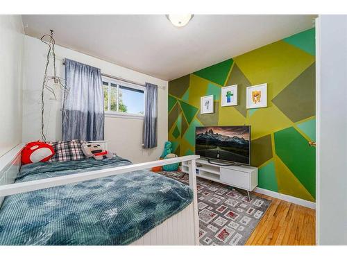 406 27 Street South, Lethbridge, AB - Indoor Photo Showing Bedroom