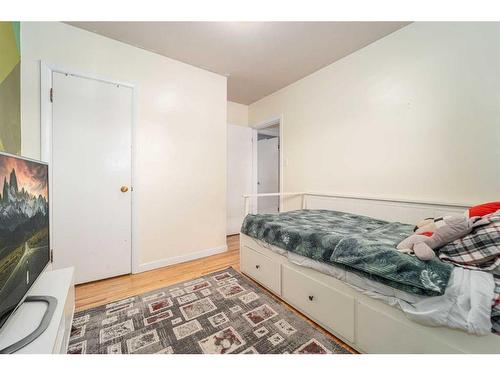 406 27 Street South, Lethbridge, AB - Indoor Photo Showing Bedroom