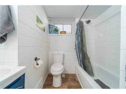 406 27 Street South, Lethbridge, AB - Indoor Photo Showing Bathroom