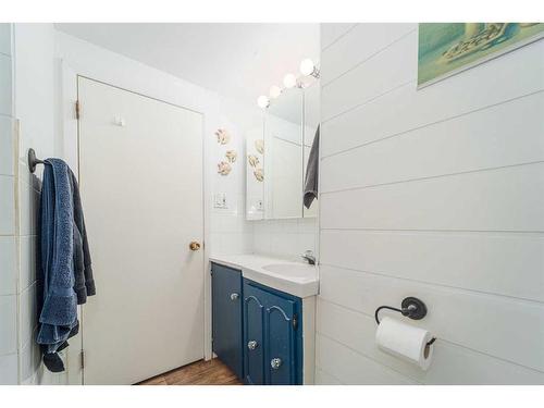 406 27 Street South, Lethbridge, AB - Indoor Photo Showing Bathroom