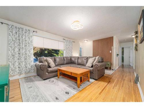 406 27 Street South, Lethbridge, AB - Indoor Photo Showing Living Room