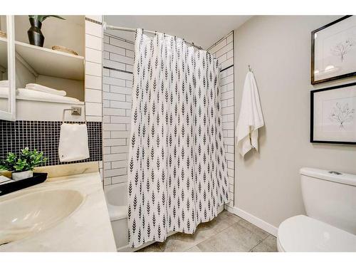 1034 11 Street South, Lethbridge, AB - Indoor Photo Showing Bathroom