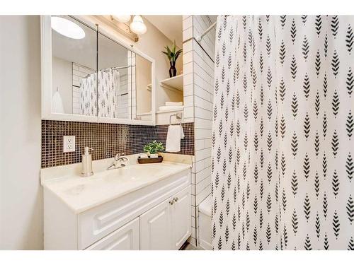 1034 11 Street South, Lethbridge, AB - Indoor Photo Showing Bathroom