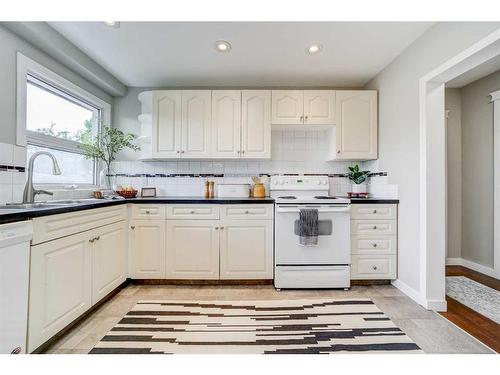 1034 11 Street South, Lethbridge, AB - Indoor Photo Showing Kitchen