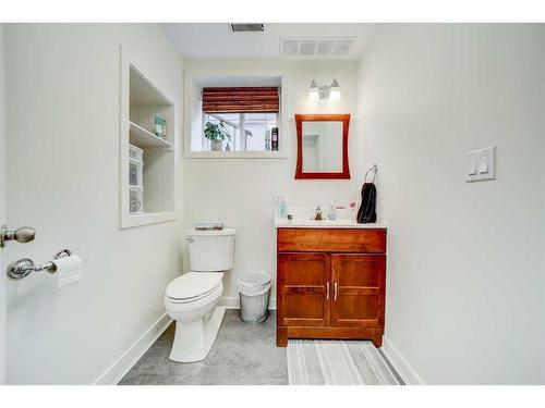 1034 11 Street South, Lethbridge, AB - Indoor Photo Showing Bathroom