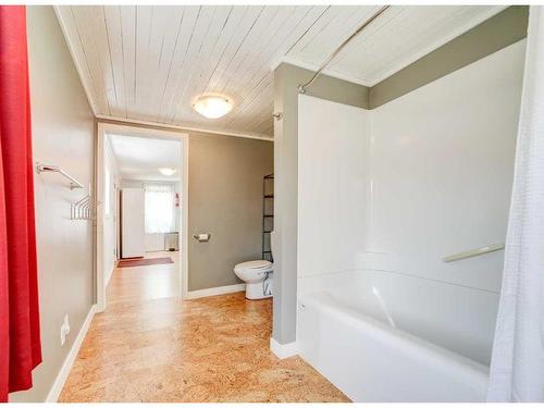 650 Schofield Street, Pincher Creek, AB - Indoor Photo Showing Bathroom