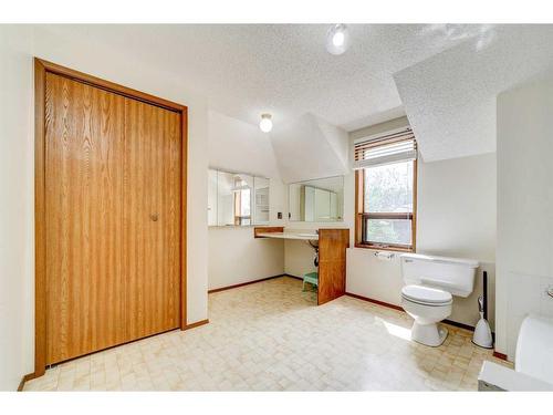 650 Schofield Street, Pincher Creek, AB - Indoor Photo Showing Bathroom