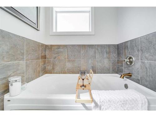 421 Dieppe Boulevard South, Lethbridge, AB - Indoor Photo Showing Bathroom