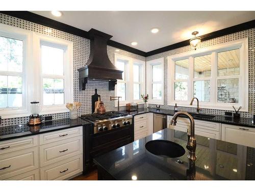 972 12 Street South, Lethbridge, AB - Indoor Photo Showing Kitchen