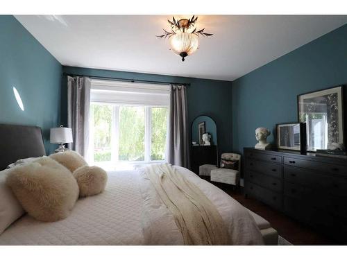 972 12 Street South, Lethbridge, AB - Indoor Photo Showing Bedroom