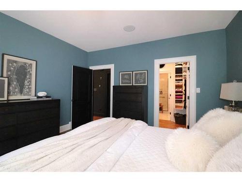 972 12 Street South, Lethbridge, AB - Indoor Photo Showing Bedroom