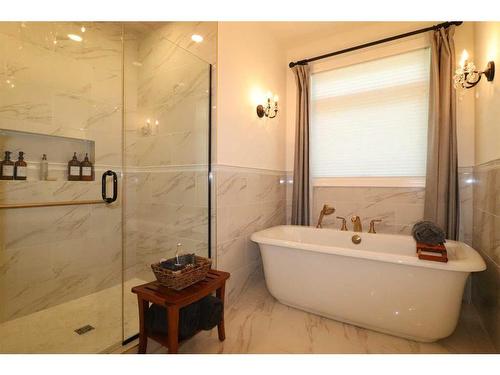 972 12 Street South, Lethbridge, AB - Indoor Photo Showing Bathroom