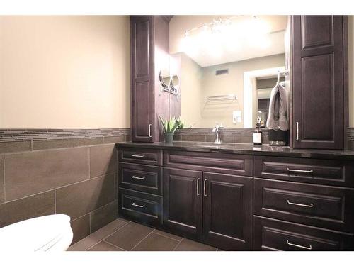 972 12 Street South, Lethbridge, AB - Indoor Photo Showing Bathroom