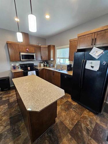 179 Lynx Road North, Lethbridge, AB - Indoor Photo Showing Kitchen With Double Sink