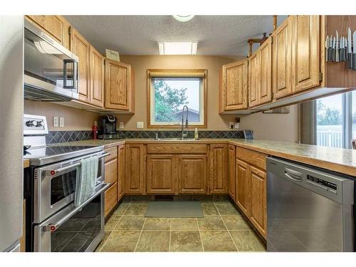 12 Fairway Crescent, Foremost, AB - Indoor Photo Showing Kitchen