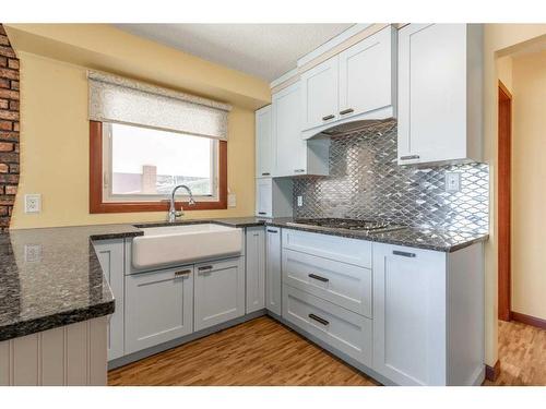 1714 14 Avenue North, Lethbridge, AB - Indoor Photo Showing Kitchen With Upgraded Kitchen