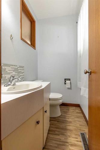 1714 14 Avenue North, Lethbridge, AB - Indoor Photo Showing Bathroom