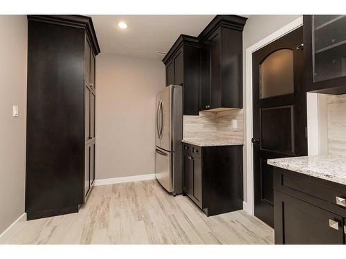 152 Canyoncrest Point West, Lethbridge, AB - Indoor Photo Showing Kitchen