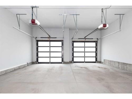 152 Canyoncrest Point West, Lethbridge, AB - Indoor Photo Showing Garage