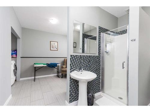 30 Heritage Crescent West, Lethbridge, AB - Indoor Photo Showing Bathroom