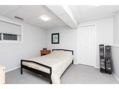 30 Heritage Crescent West, Lethbridge, AB - Indoor Photo Showing Bedroom