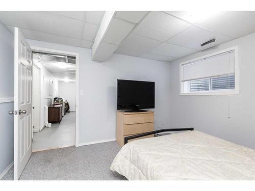 30 Heritage Crescent West, Lethbridge, AB - Indoor Photo Showing Bedroom