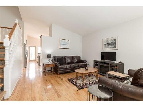 30 Heritage Crescent West, Lethbridge, AB - Indoor Photo Showing Living Room