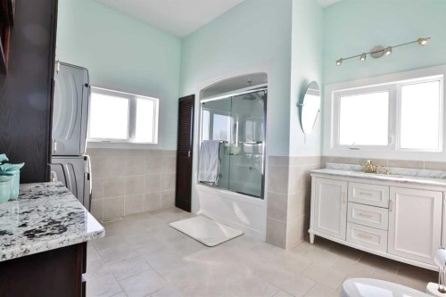 328 Railway Avenue, Travers, AB - Indoor Photo Showing Bathroom
