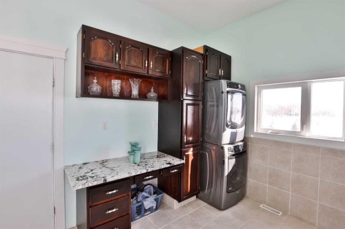 328 Railway Avenue, Travers, AB - Indoor
