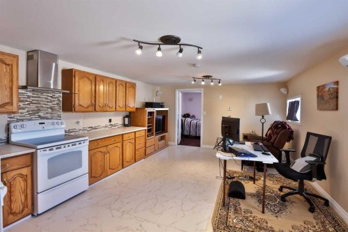 328 Railway Avenue, Travers, AB - Indoor Photo Showing Kitchen