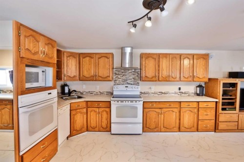 328 Railway Avenue, Travers, AB - Indoor Photo Showing Kitchen