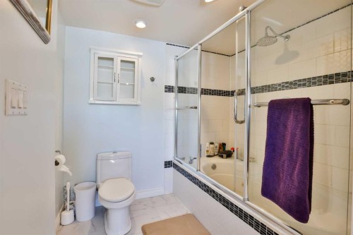 328 Railway Avenue, Travers, AB - Indoor Photo Showing Bathroom