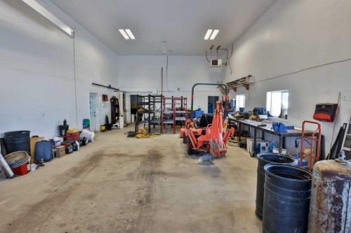 328 Railway Avenue, Travers, AB - Indoor Photo Showing Garage