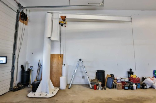 328 Railway Avenue, Travers, AB - Indoor Photo Showing Garage