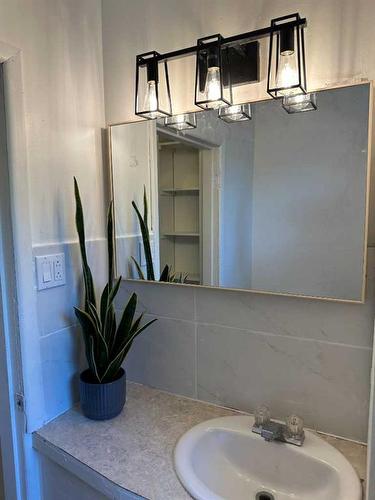 340 3 Avenue East, Cardston, AB - Indoor Photo Showing Bathroom