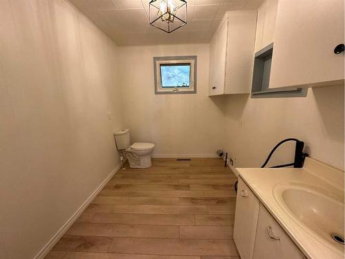 340 3 Avenue East, Cardston, AB - Indoor Photo Showing Bathroom