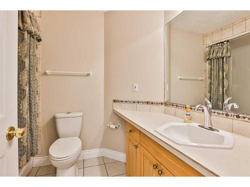 416 Fairmont Boulevard South, Lethbridge, AB - Indoor Photo Showing Bathroom