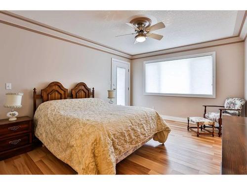 416 Fairmont Boulevard South, Lethbridge, AB - Indoor Photo Showing Bedroom