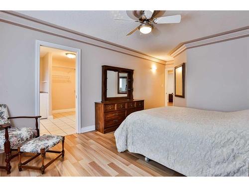 416 Fairmont Boulevard South, Lethbridge, AB - Indoor Photo Showing Bedroom