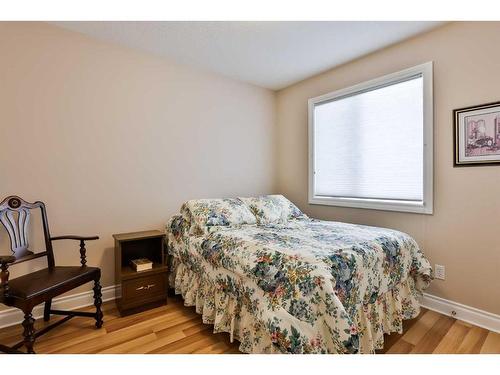 416 Fairmont Boulevard South, Lethbridge, AB - Indoor Photo Showing Bedroom