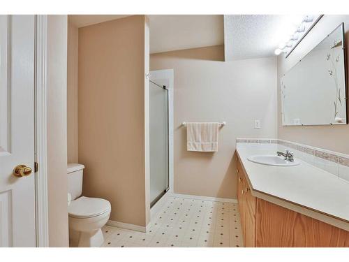 416 Fairmont Boulevard South, Lethbridge, AB - Indoor Photo Showing Bathroom