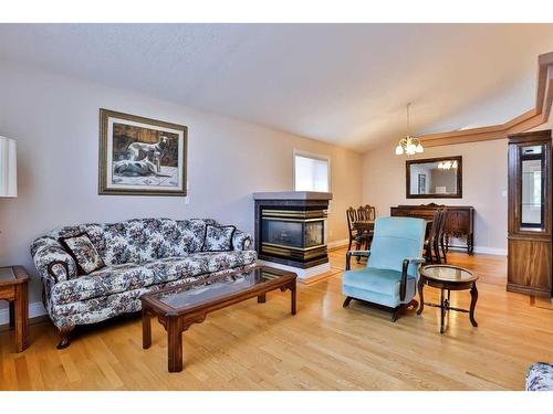 416 Fairmont Boulevard South, Lethbridge, AB - Indoor Photo Showing Living Room